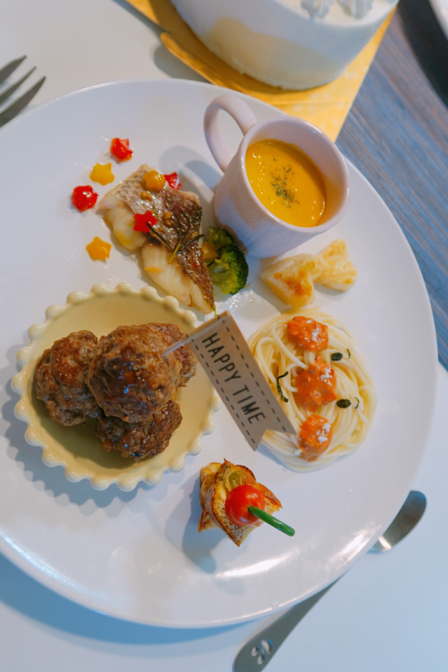 巨大チーズinハンバーグのパイ包み焼きでhappybirthday Eatpick