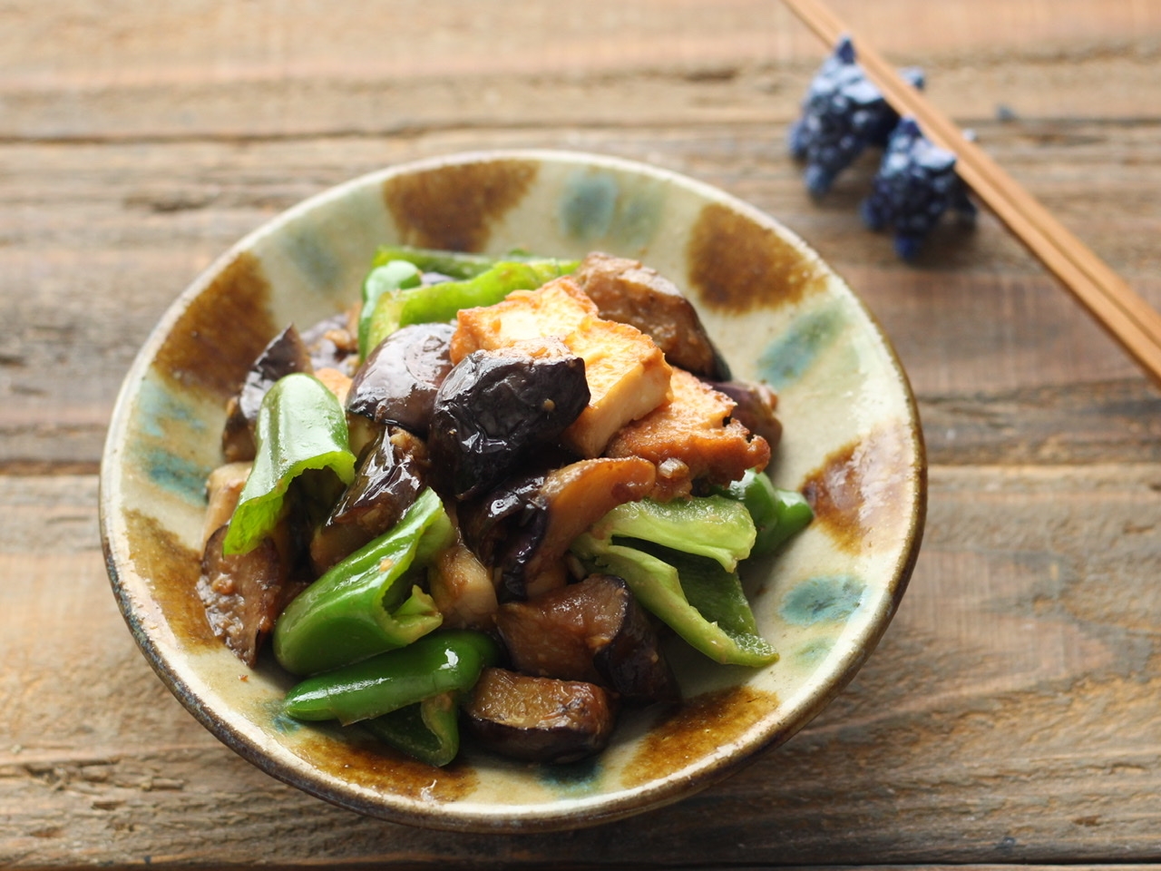 なすとピーマンと厚揚げのにんにく味噌炒め EATPICK