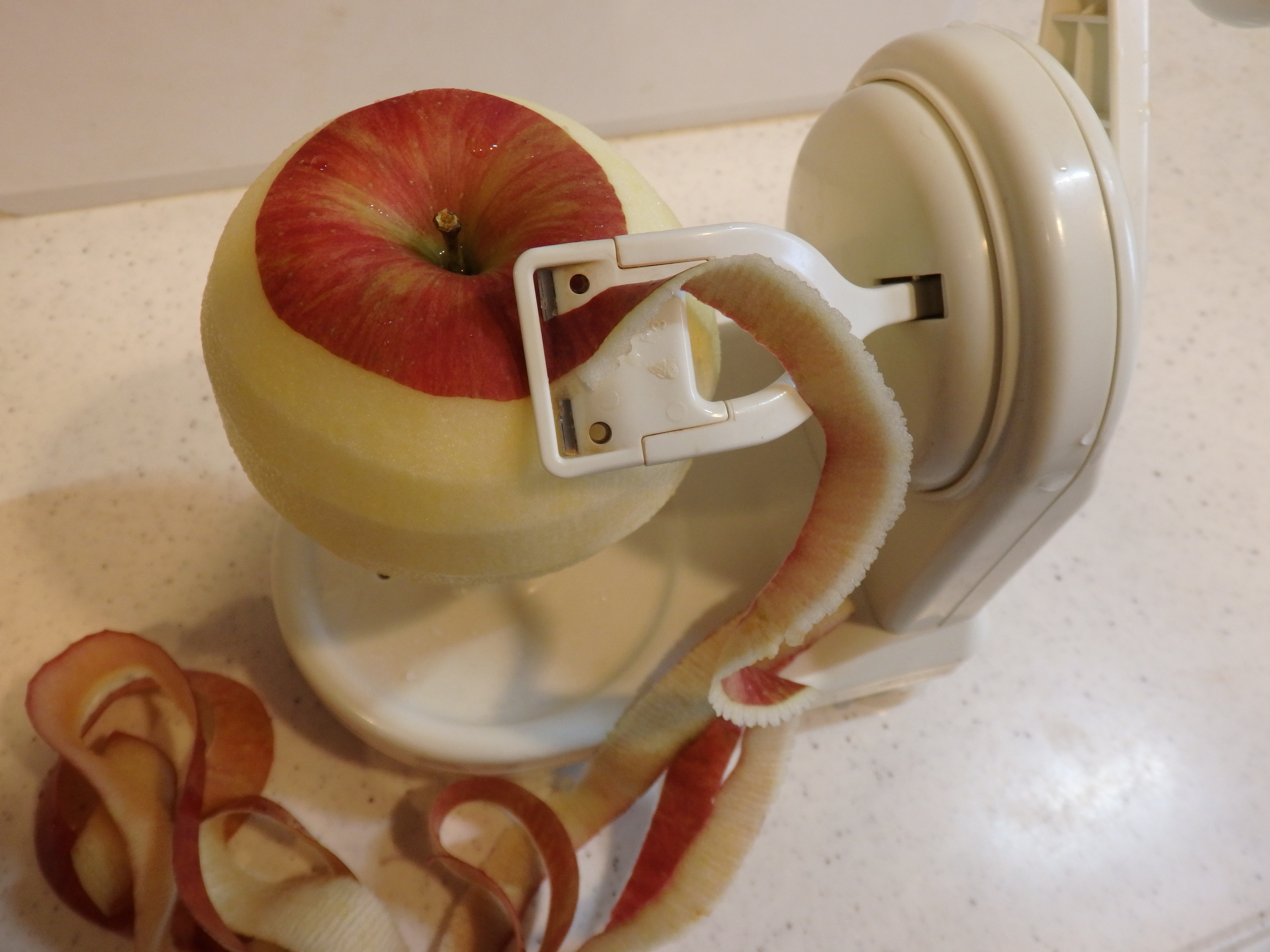５秒くらいで剥ける りんごの皮むき器 Eatpick