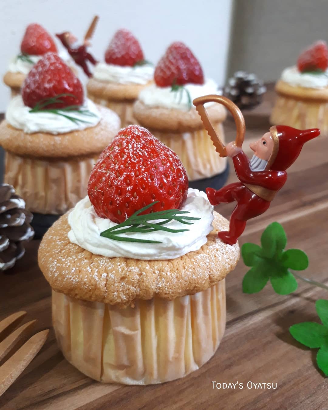 生クリームといちごのカップケーキ Eatpick 生クリームといちごのカップケーキ Eatpick