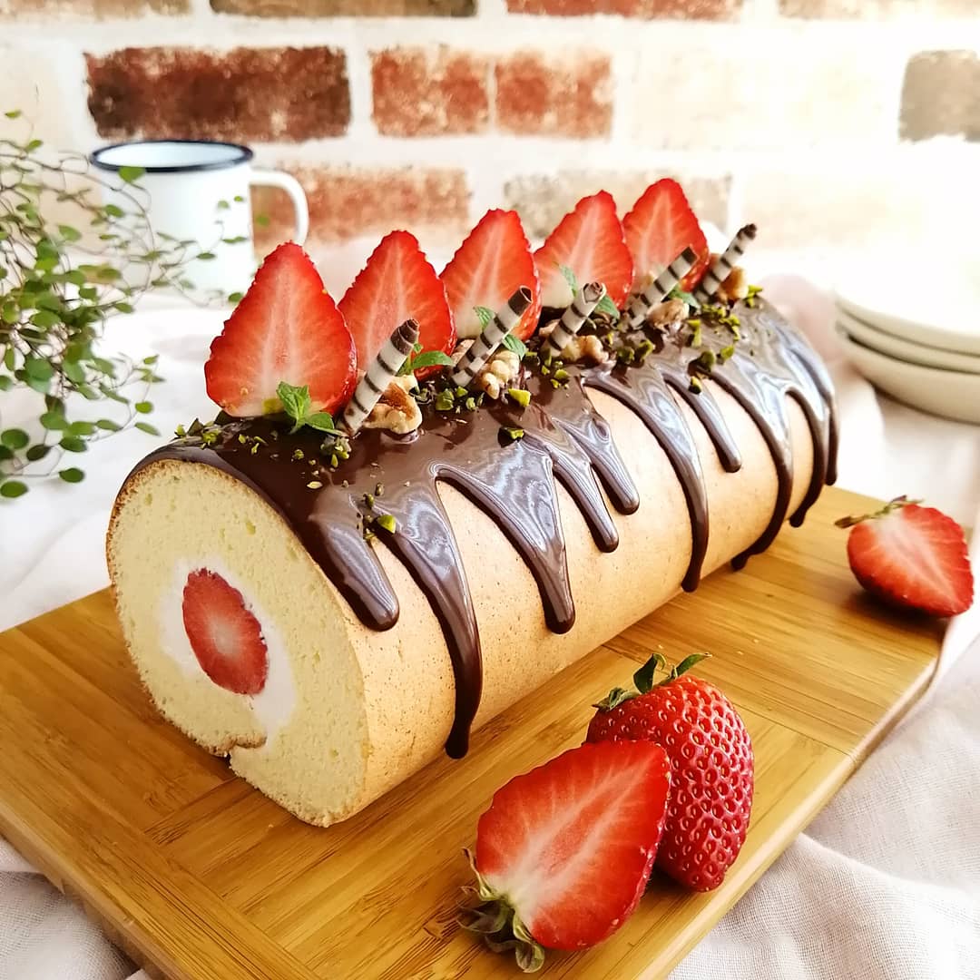 生チョコドリップの苺のロールケーキ Eatpick 生チョコドリップの苺のロールケーキ Eatpick