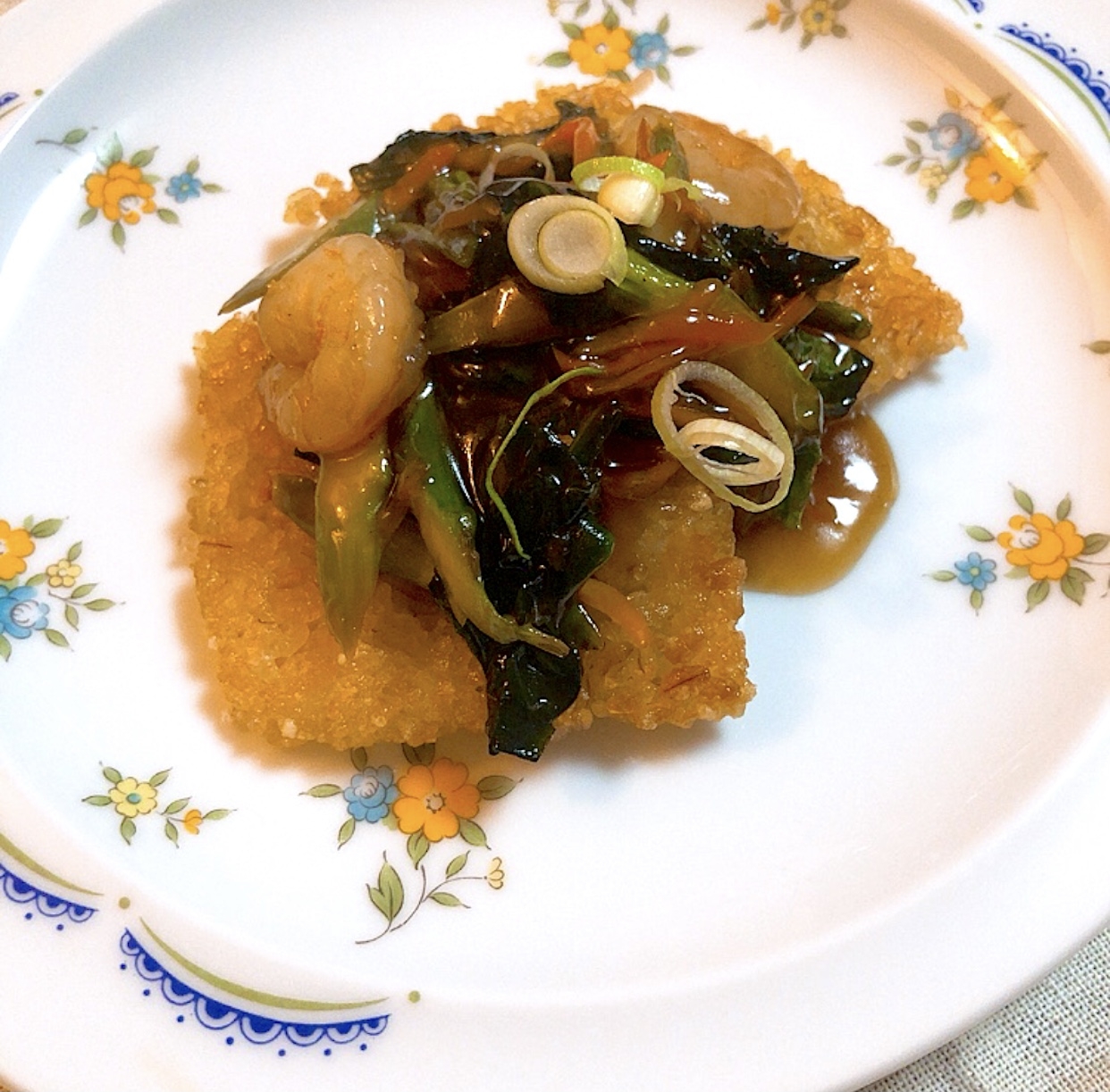 もち麦せんべいのピリ辛餡掛け Eatpick もち麦せんべいのピリ辛餡掛け Eatpick