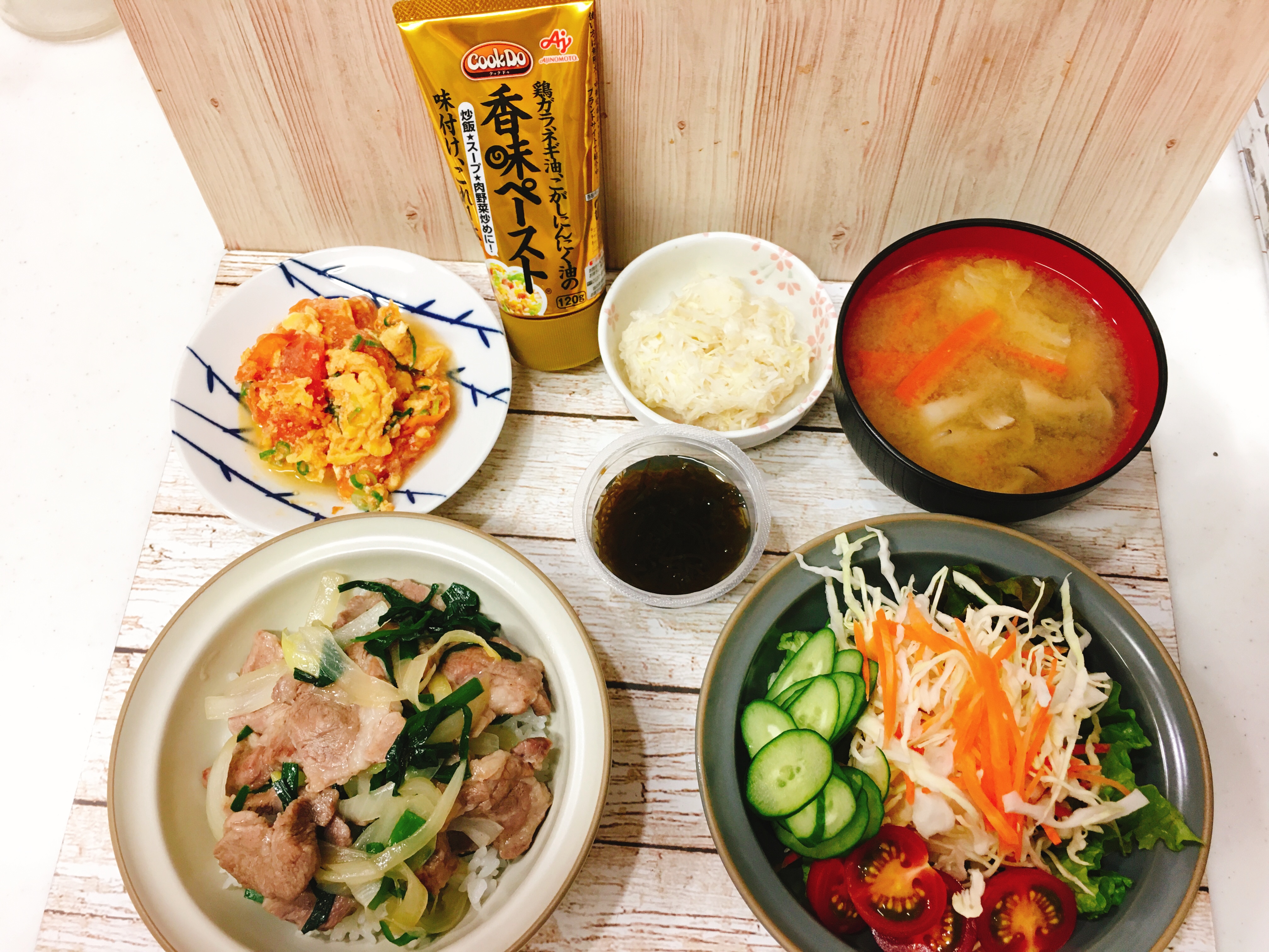 香味スタミナ丼と卵とトマトの炒め物 Eatpick 香味スタミナ丼と卵とトマトの炒め物 Eatpick
