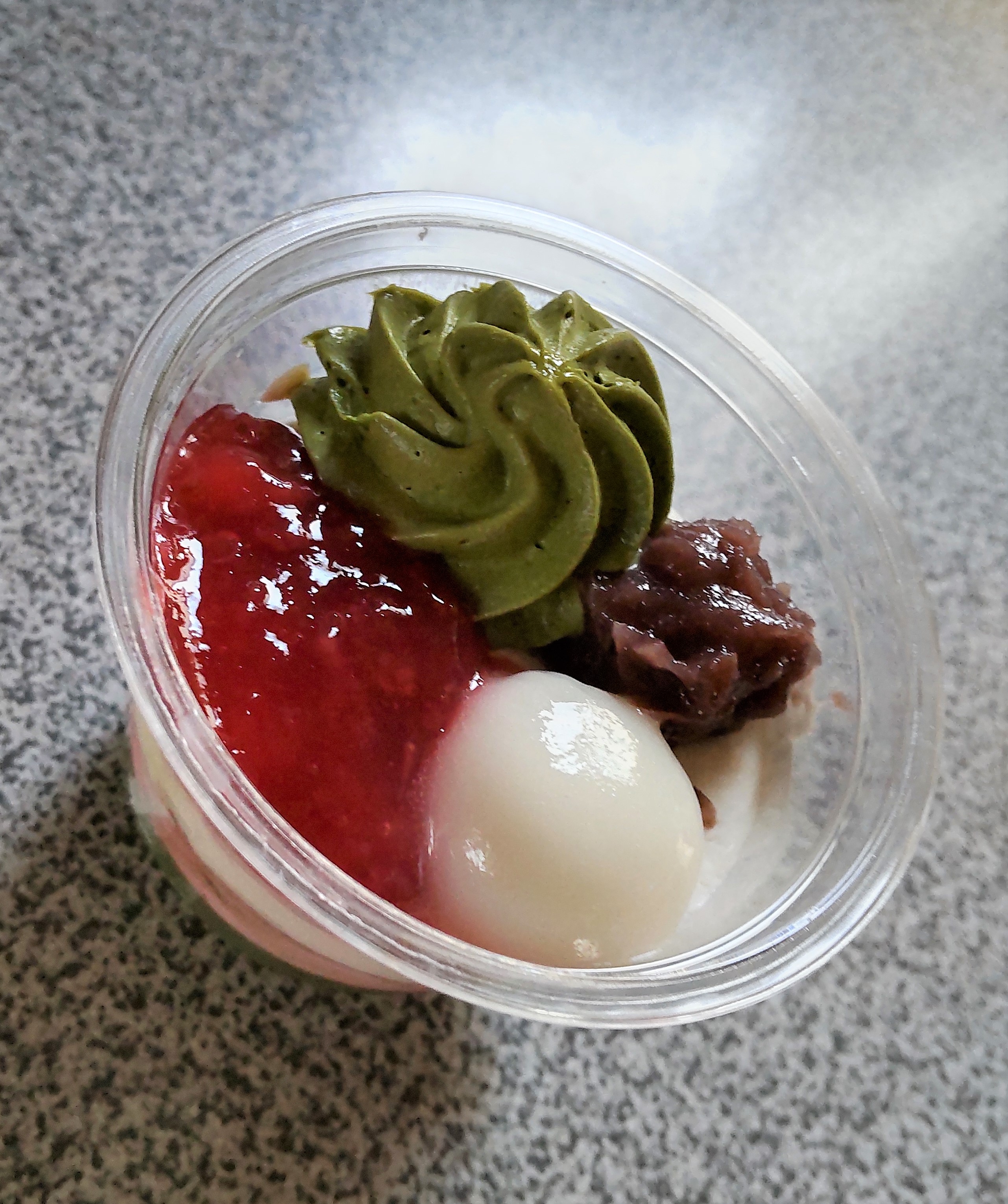 セブンイレブン 宇治抹茶と苺のパフェ Eatpick
