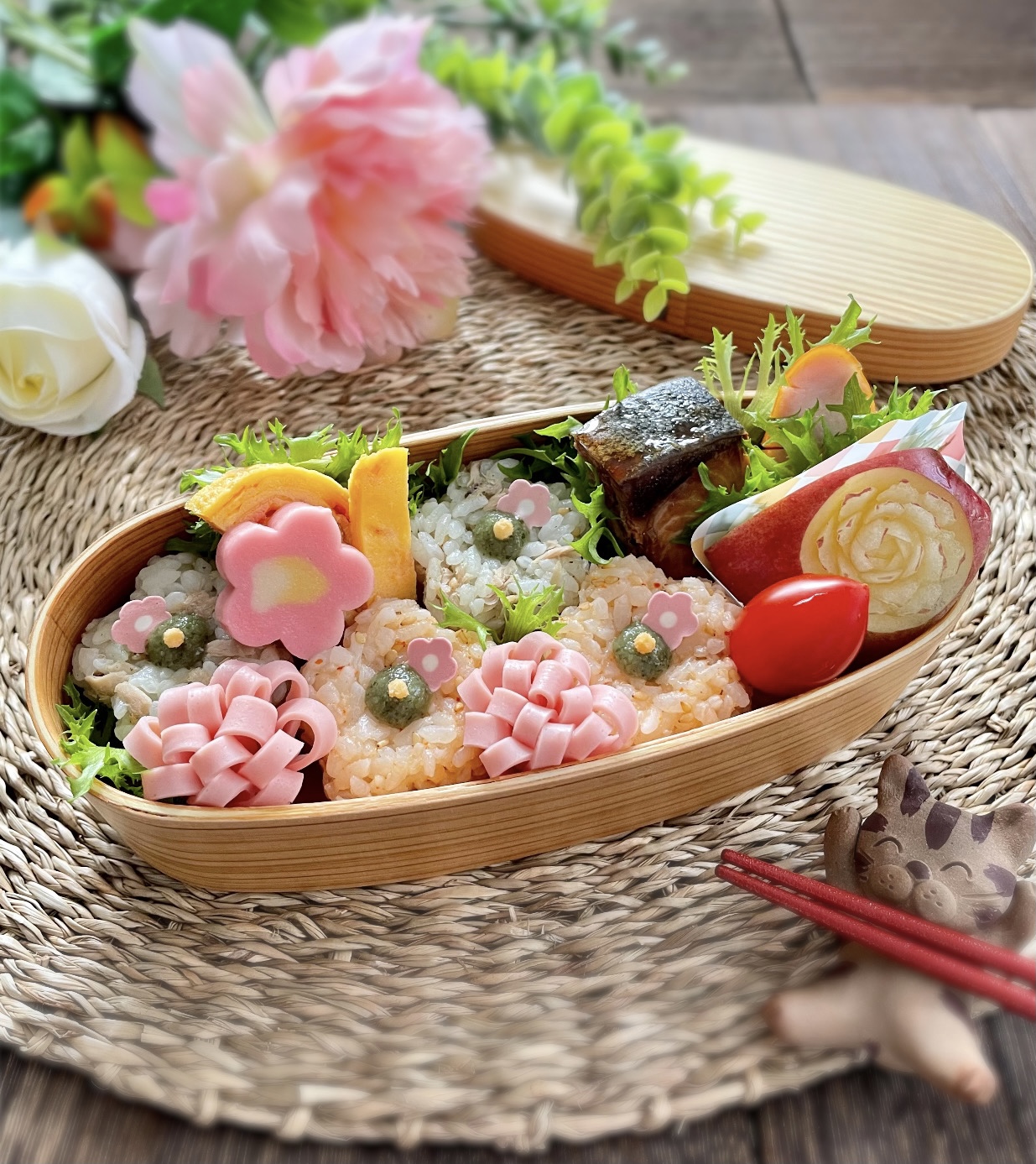 お花のおにぎり弁当 Eatpick