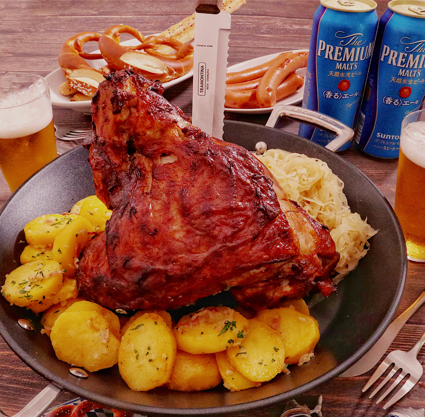 〔ドイツ料理〕シュバイネハクセとザワークラウトの煮込み、ジャーマンポテト EATPICK