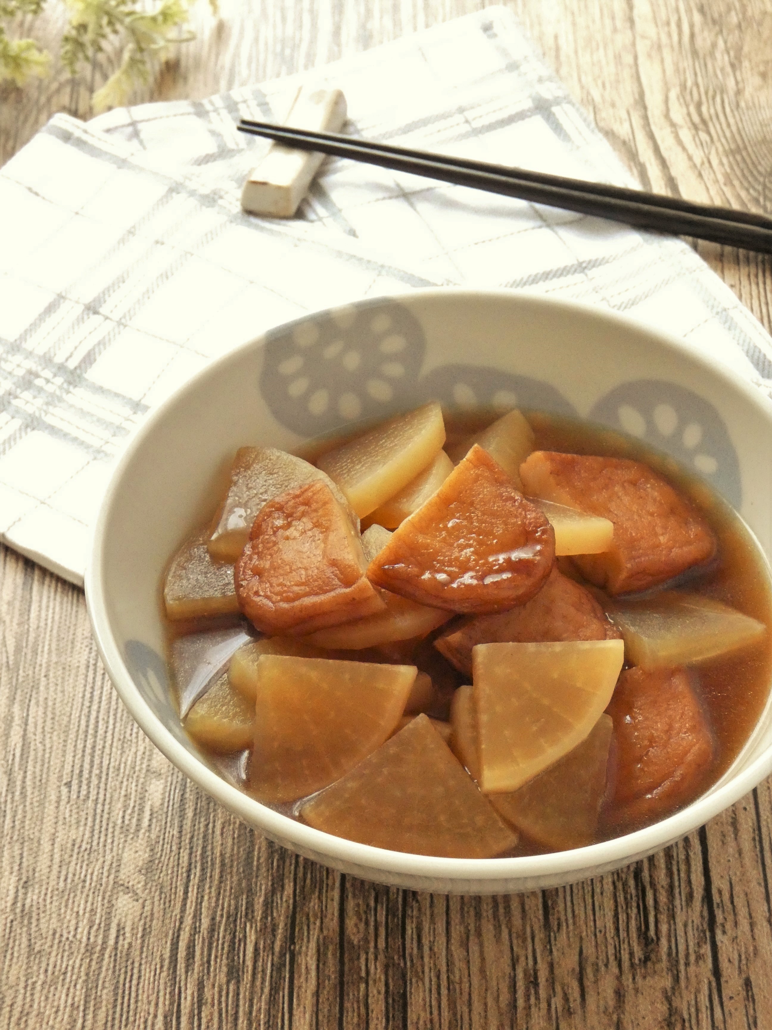 材料4つ 冷凍大根とさつま揚げの煮物 Eatpick