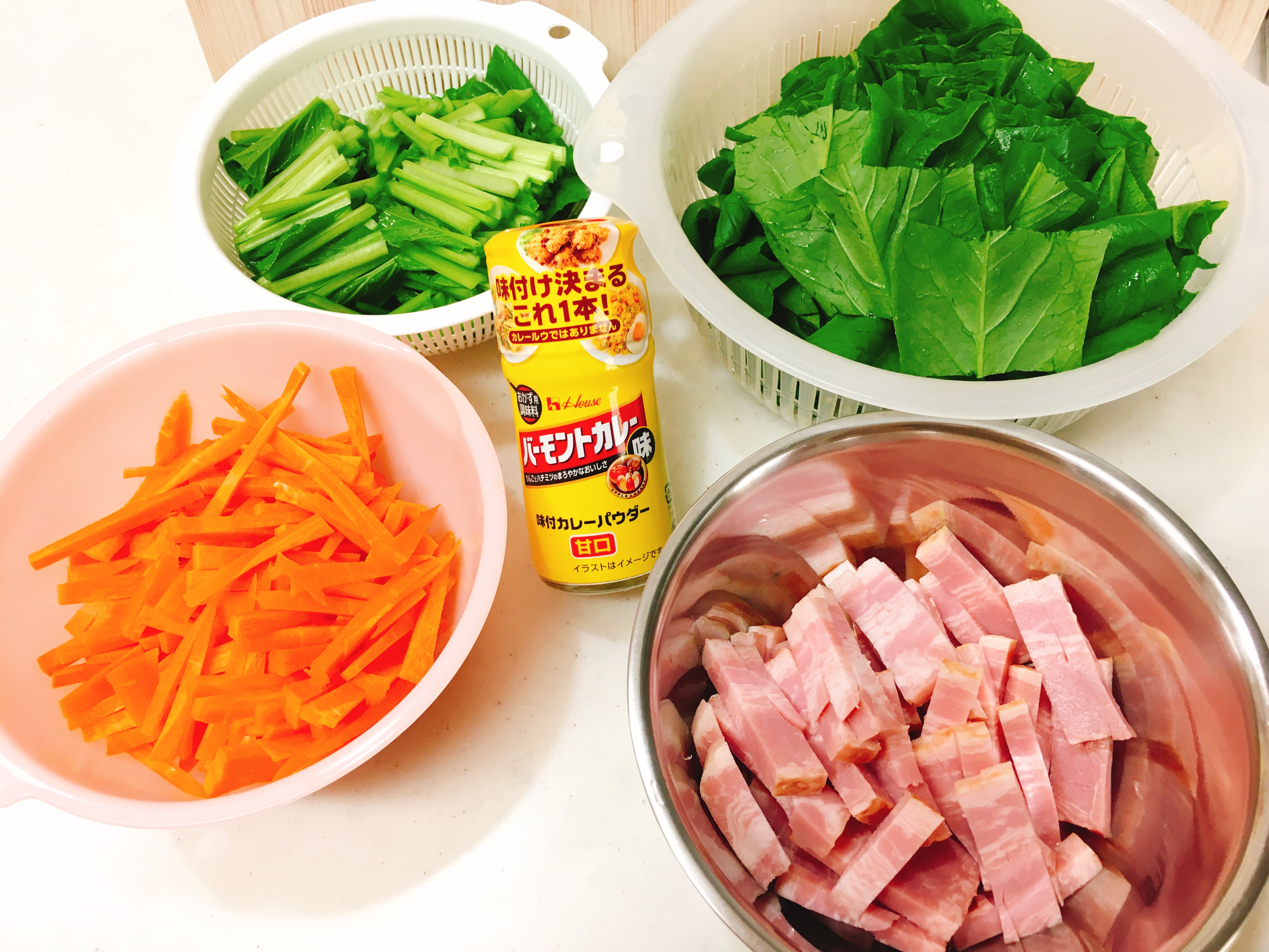 厚切りベーコンと人参小松菜のカレー炒め Eatpick