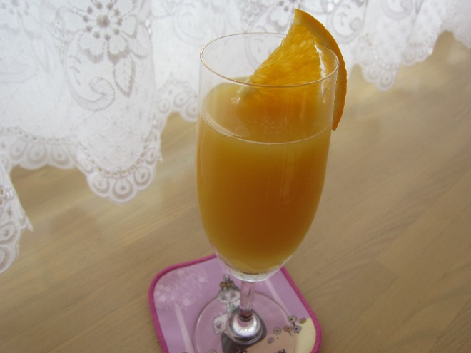 オレンジと白ワインのカクテル Eatpick