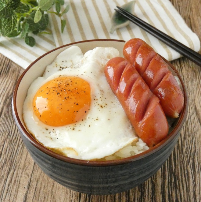 5分で完成 ウィンナー目玉焼き丼 Eatpick 5分で完成 ウィンナー目玉焼き丼 Eatpick