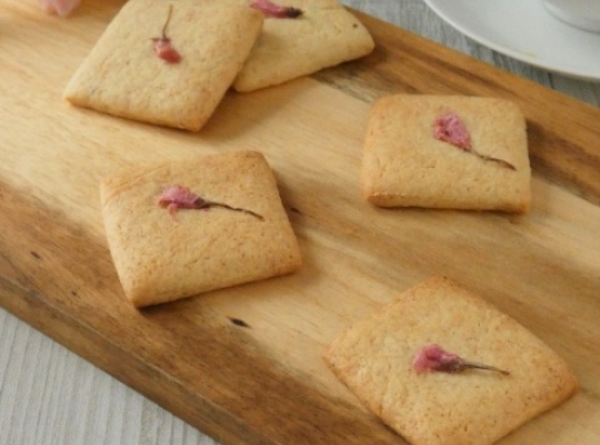 ホットケーキミックスで簡単「桜クッキー」