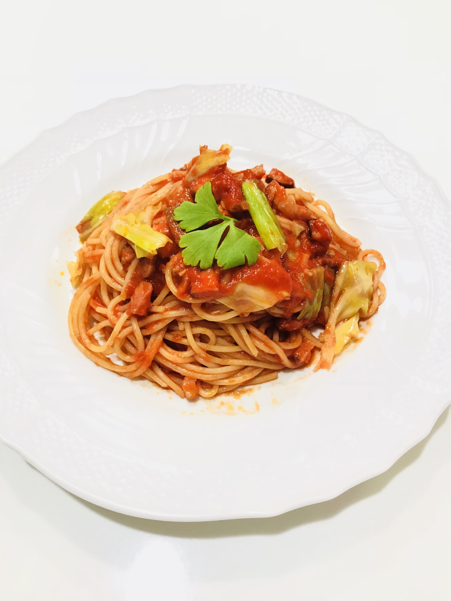 ベーコンとキャベツの簡単トマトパスタ Eatpick ベーコンとキャベツの簡単トマトパスタ Eatpick